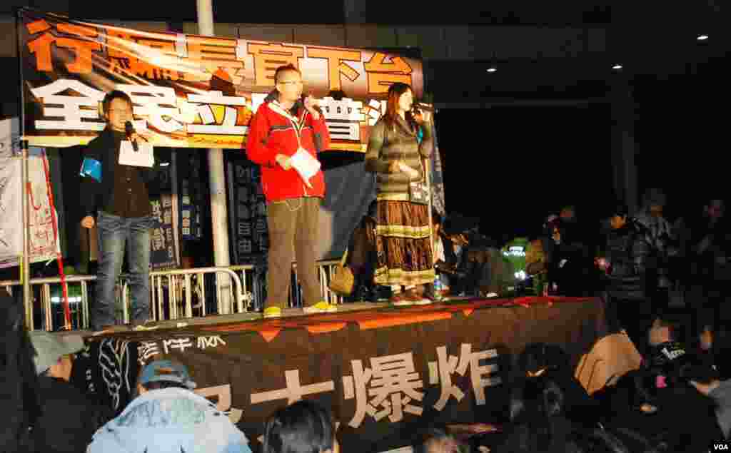 「保衛香港自由聯盟」在民陣「倒梁」遊行的終點,香港特區政府總部外舉行集會,並有示威者紥營通宵留守(美國之音湯惠芸攝)
