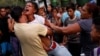 Parientes de uno de los reclusos lloran desesperados por tener noticias de los reos, 68 de los cuales murieron en un incendio en la Comandancia Central de Carabobo, el miércoles 28 de marzo.