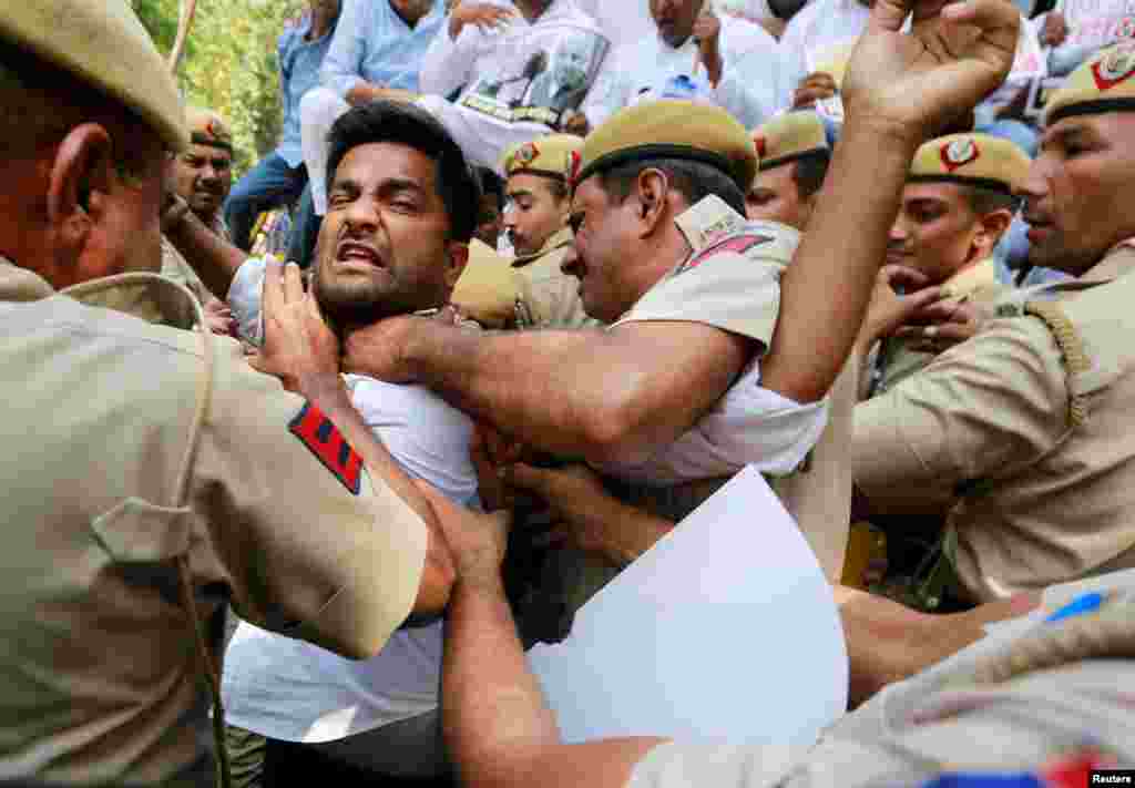 Supporters of India&#39;s main opposition Congress party scuffle with police during a protest demanding the resignation of India&#39;s Minister of State for External Affairs Mobashar Jawed Akbar in New Delhi.