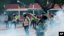 El movimiento de protesta contra el presidente Nicolás Maduro, que ha llevado a masas de gente a las calles casi todos los días desde marzo, ha dejó de lado a los estudiantes que intentaban marchar al Ministerio de Educación de Caracas, Venezuela, el lunes 8 de mayo.