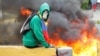 Un manifestante descansa frente a una barricada en una calle de Caracas en donde siguen multiplicándose las protestas contra el gobierno.
