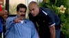 El presidente venezolano, Nicolás Maduro, (izquierda) habla con el diputado oficialista Héctor Rodríguez, en Caracas, Venezuela, el 21 de noviembre, de 2016.