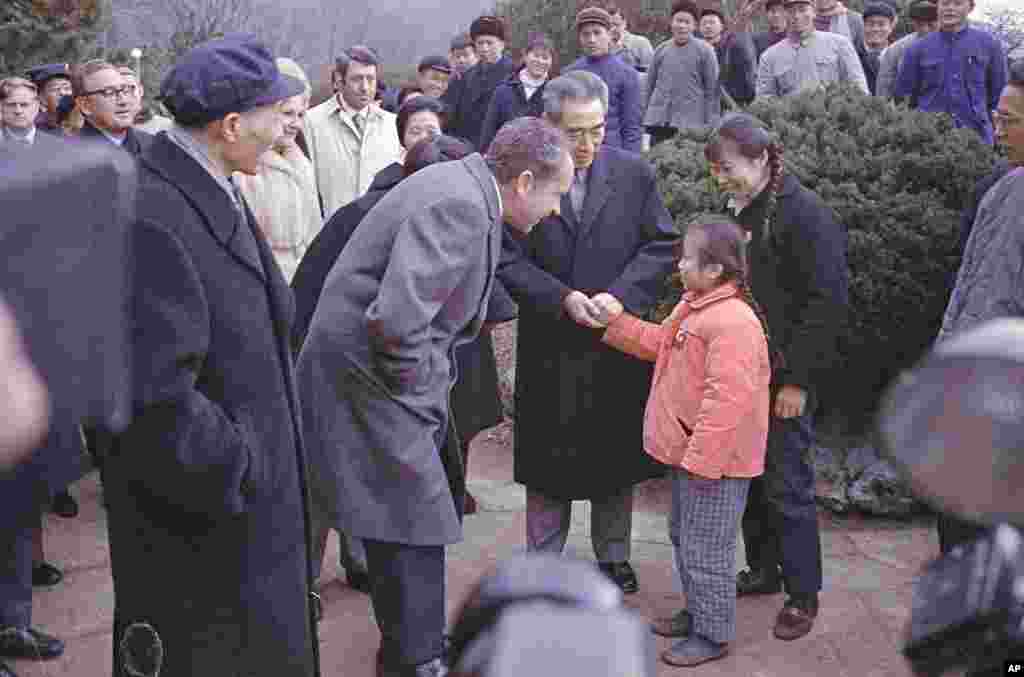1972年2月26日中国总理周恩来陪美国总统尼克松游览杭州西湖，尼克松和小女孩交谈。次日，《中美联合公报》在西湖国宾馆1号楼的八角亭草签。 2月28日，美中双方在上海发表联合公报《上海公报》，这标志着两国在对抗了20多年后开始走向历史性的新阶段。 至今双方都把《上海公报》作为两国关系的基础之一。
