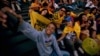 Venezolanos simpatizantes de la oposición, celebran la primera derrota que sufre el "Chavismo" en 17 años.