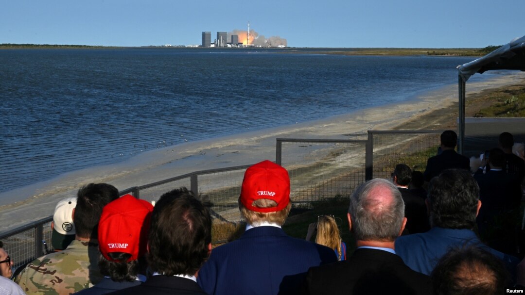 Novoizabrani američki predsjednik Donald Tramp gleda lansiranje rakete kompanije Spejseks u Braunsvilu, Teksasu (Foto: Brandon Bell/Pool via REUTERS)