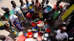 'Yan gudun hijira sandiyar hare-haren 'yan Boko Haram suna karban kayayyakin agaji 