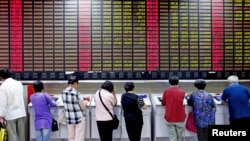 中国股民在证券交易所查看股市行情