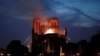 Hasta el momento se desconocen las causas del incendio que destruyó parte de la emblemática catedral en París.