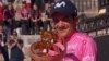 El ciclista ecuatoriano Richard Carapaz, abraza el trofeo tras ganar el Giro D'Italia, dando por primera vez ese honor a su país. Foto: @Movistar_Team