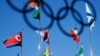 朝鲜国旗（左）与其他与会国家旗帜共同飘扬在韩国平昌冬奥会会场上空。（2018年2月1日）