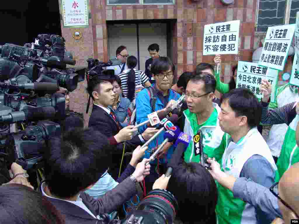 民主黨副主席蔡耀昌 (左) 和民主黨議員胡志偉(右)接受媒體採訪(美國之音海彥拍攝)