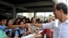 El líder opositor venezolano y autoproclamado presidente Juan Guaidó saluda a los estudiantes, durante una visita a la escuela privada Los Corales, a la que asistió de niño, en el estado Vargas, en Venezuela.