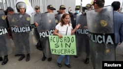 Una partidaria del expresidente de Perú, Alejandro Toledo, protesta junto a agentes de policía el día de la extradición de Toledo a Perú desde Estados Unidos, frente a las instalaciones de la Dirección de Aviación de la Policía, en Callao, Perú, el 23 de abril de 2023.