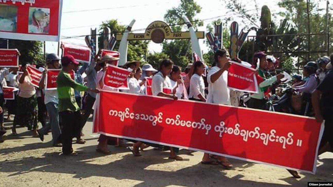 ကချင်ပြည်နယ်တွင်း စစ်ပွဲရပ်ရေး ကချင်လူထုဆန္ဒပြနေကြစဉ်။