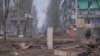 Ukrajinski vojnici na praznoj ulici dok se nastavlja ruski napad na Bahmut, 27. februara 2023. 