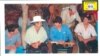 En la foto, de fecha desconocida, provista por la Oficina del Fiscal federal del Distrito Este de Nueva York, el narcotraficante mexicano Joaquín "El Chapo" Guzmán, habla con otros hombres mientras sostiene un arma sobre las piernas.