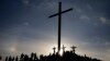 Flanqueados por La Cruz del El Morro, penitentes recrean la crucifixión de Jesucristo, el viernes, 30 de marzo, de 2018, durante la celebración del Vienes Santo.