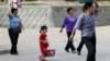 지난 2011년 북한 라선 장마당으로 향하는 주민들. (자료사진) 