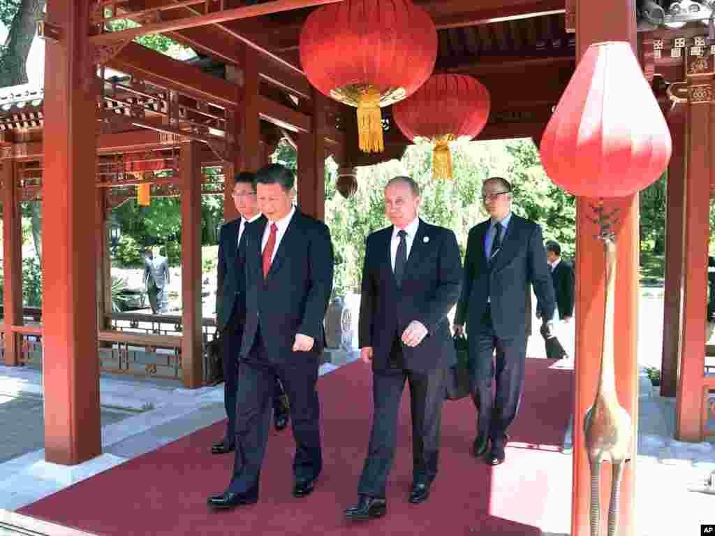 在北京的 “一带一路”国际合作高峰论坛开幕式前,中国国家主席习近平和俄罗斯总统普京走在一起(2017年5月14日)。俄罗斯人2018年3月18日投票选举总统,预计普京将赢得又一个6年任期。
