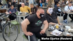 Posetioci beogradskih kafića selektivno nose zaštitne maske
