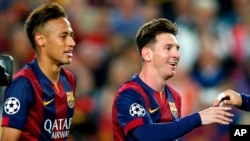 Barcelona's Neymar, left, and Lionel Messi celebrate after winning 3-0 in the Champions League semifinal first leg soccer match between Barcelona and Bayern Munich at the Camp Nou stadium in Barcelona, Spain, Wednesday, May 6, 2015. (AP Photo/Manu Fernand