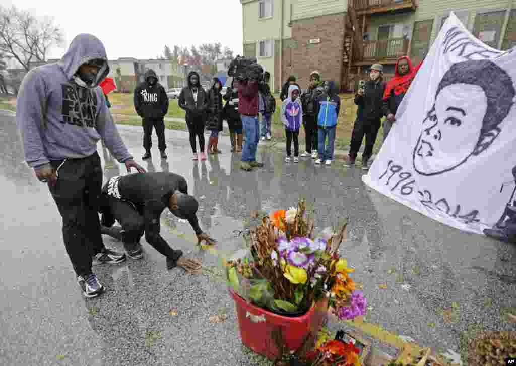 Hiện trường nơi thiếu niên da đen Michael Brown bị bắn chết giờ thành nơi tưởng niệm tại Ferguson, Missouri.
