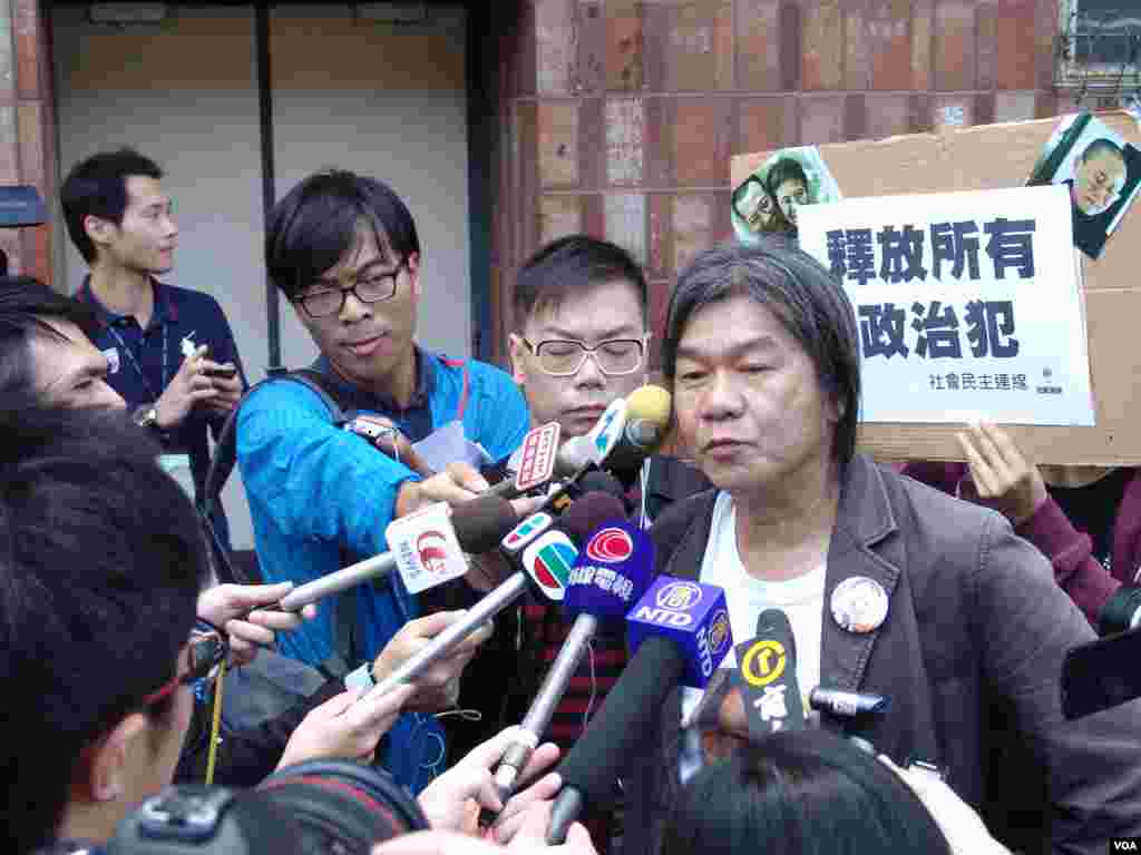 梁國雄議員接受香港媒體採訪,譴責毆打香港記者(美國之音海彥拍攝)