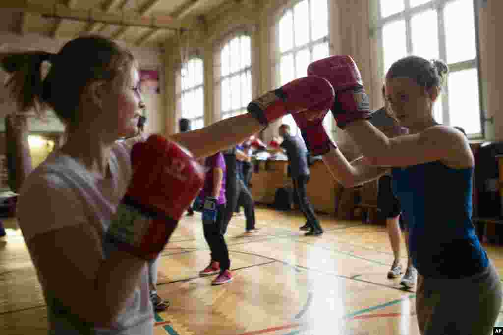 2013年3月8日,在德国柏林,两位女士在“柏林拳击女孩”(Boxgirls Berlin )参加拳击学习班,以此庆祝国际妇女节。