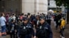 La policía patrulla fuera del edificio de los Tribunales de Magistrados de West Kowloon antes de la sentencia contra los 45 activistas pro-democracia condenados acusados ​​en virtud de la ley de seguridad nacional, en Hong Kong, China, el 19 de noviembre de 2024. REUTERS