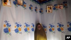 Child bride Sarey Amadou, 14, in her bedroom in Hawkantaki, Niger in 2012. (AP Photo/Jerome Delay) 