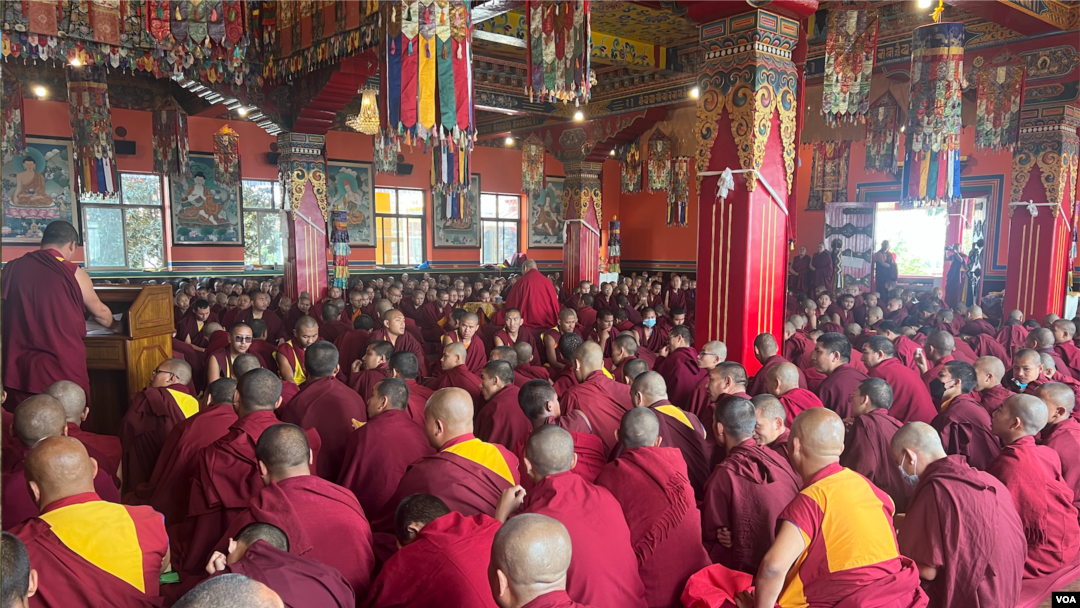 བལ་ཡུལ་དགེ་ལུགས་རྒྱུགས་སྤྲོད་ཆེན་མོའི་བསླབ་པ་མཐར་སོན་མཁན་རྣམས་ལ་ཕྱག་འཁྱེར་དང་དགོན་ཁག་བཅུའི་སློབ་མ་རྩེ་ཕུད་རྣམས་ལ་གཟེངས་བསྟོད་བྱ་དགའ་བསྩལ་ཡོད་པ་རེད།། 