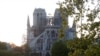 Vista de la parte trasera de la catedral de Notre-Dame al atardecer, dos días después de un incendio masivo que devastó gran parte de la estructura gótica, en París, Francia, el 17 de abril de 2019.