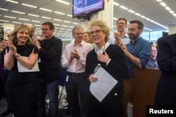 La periodista del New York Times, Susanne Craig, quien junto con sus colegas David Barstow y Russ Buettner ganaron el Premio Pulitzer 2019 para la presentación de informes explicativos por su revisión forense de las finanzas familiares del presidente Donald Trump, es aplaudida por el personal del diario en Nueva York.