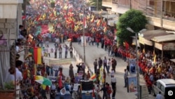 Kurdên Efrînê di rêdeçûnekê de bi al û rengên Kurdan xuya dibin