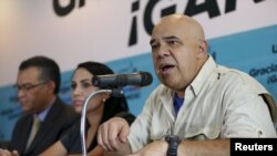 El líder opositor venezolano Jesus Torrealba (derecha) convocó a movilizarse para revocar el mandato del presidente Nicolás Maduro.
