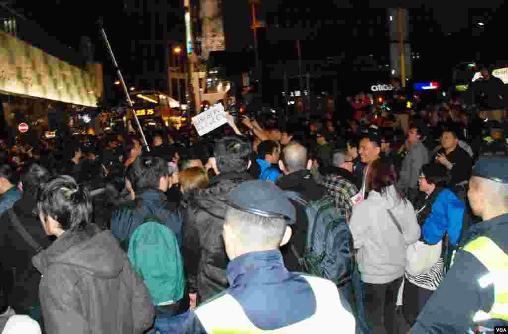 警方元旦深夜採取行動,共拘捕9名「倒梁」示威者,包括兩名立法會議員陳偉業及梁國雄(美國之音湯惠芸攝)