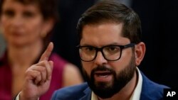El presidente chileno, Gabriel Boric, habla durante la ceremonia para nombrar nuevos miembros de su gabinete en el palacio presidencial de La Moneda en Santiago, Chile, el 10 de marzo de 2023.
