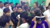 Virtual Reality ကို စမ်းသပ် ကြည့်ရှုနေသည့် ဆရာ၊ ဆရာမများ။