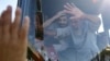 Prisioneros palestinos liberados saludan desde un autobús cuando llegan a la Franja de Gaza después de ser liberados de una prisión israelí tras un acuerdo de alto el fuego entre Hamas e Israel en Khan Younis, el sábado 1 de febrero de 2025.