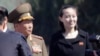 2017年4月13日，朝鲜领导人金正恩（Kim Jong Un）的妹妹金与正（Kim Yo Jong）在平壤的一个拥有十几座公寓楼的住宅区正式开幕时现身亮相。