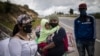 Los migrantes venezolanos descansan mientras caminan hacia Bogotá, pasando por Tunja, Colombia, el 6 de octubre de 2020.
