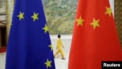 中国和欧盟旗帜(2018年6月25日路透社) 