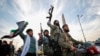 Combatientes de la oposición de Siria celebran después del colapso del gobierno sirio en Damasco, Siria, el 8 de diciembre de 2024.
