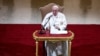 ARCHIVO: El Papa Francisco se reúne con la comunidad académica de la Pontificia Universidad Gregoriana en Roma, Italia, el 5 de noviembre de 2024. REUTERS/