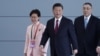 中国国家主席习近平和香港特首林郑月娥2018年10月23日参加在珠海举行的港珠澳大桥的开通仪式。