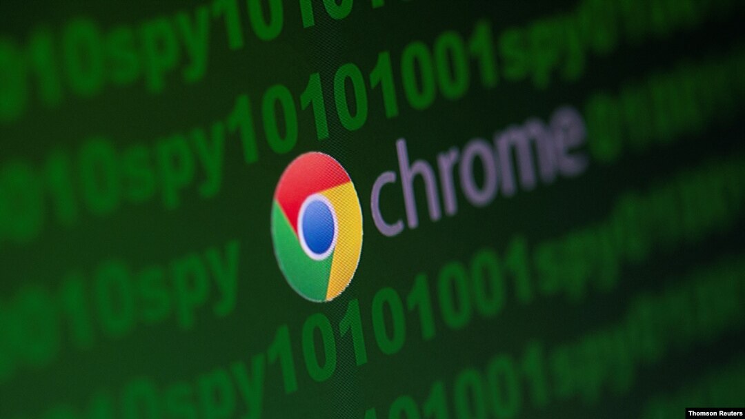 El logo de Google Chrome desplegado sobre un código cibernético junto a la palabra espía. Imagen de archivo.