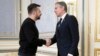 El presidente de Ucrania, Volodymyr Zelenskyy, a la izquierda, saluda al secretario de Estado de Estados Unidos, Antony Blinken, antes de su reunión en Kiev, Ucrania, el martes 14 de mayo de 2024. 