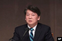 Ahn Cheol-soo, a presidential candidate of South Korea's People's Party, speaks at a forum in Seoul, South Korea, Thursday, April 6, 2017.