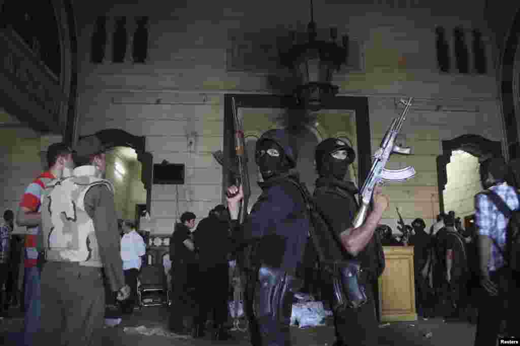 2013年8月17日警察在法特赫清真寺里警戒
