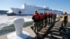 ARCHIVO - En esta foto de archivo del 18 de diciembre de 2018, se espera la llegada del barco hospital USNS Comfort a la estación naval Norfolk en Norfolk, Virginia. (AP Photo/Steve Helber, Archivo)
